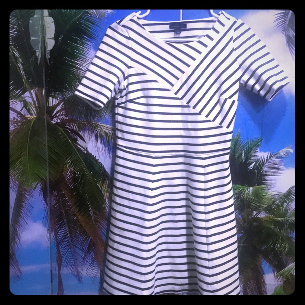 Great mid sized dress, formal and casual at once